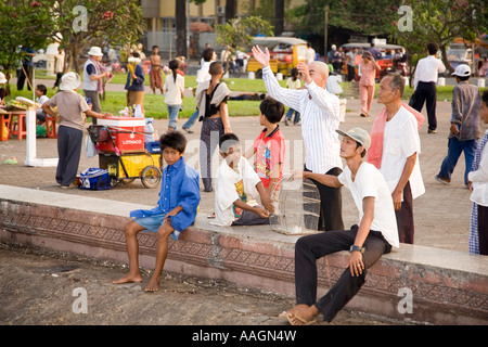 Il rilascio di uccelli Promenade Phnom Penh Cambogia Foto Stock