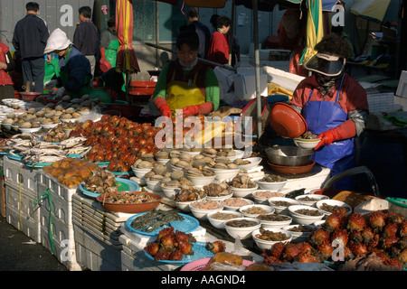 Piatti a base di frutti di mare freschi in vendita presso Jagalshi mercato del pesce Busan Corea del Sud Foto Stock