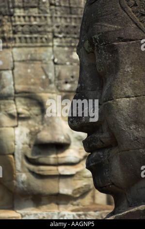 Cambogia Siem Reap provincia templi di Angkor parco archeologico Ta Prohm tempio statuaria in pietra di volti umani Foto Stock