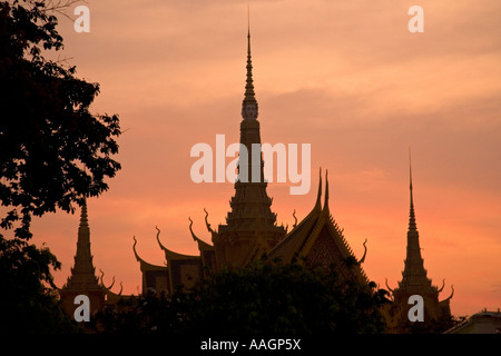 Sagoma del Palazzo reale al tramonto, Phnom Penh Cambogia Foto Stock