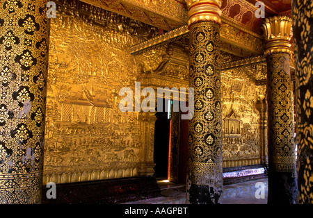 Luang Prabang Laos epics buddista e motivi scolpiti in rilievo in oro all'ingresso portico di Wat Mai Suwannaphumaham Foto Stock