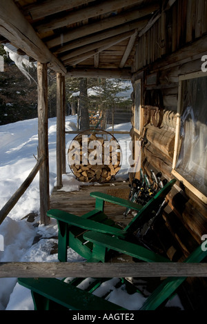 Racchette da neve sul portico frontale di una cabina di AMC s poco Lyford Pond nei campi profughi nel Maine s della foresta settentrionale vicino a Greenville Foto Stock