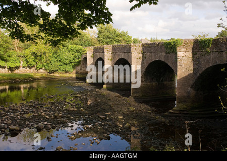 L'Irlanda County Donegal Penisola di Inishowen Buncrana antico ponte in pietra a Buncrana Castle Foto Stock