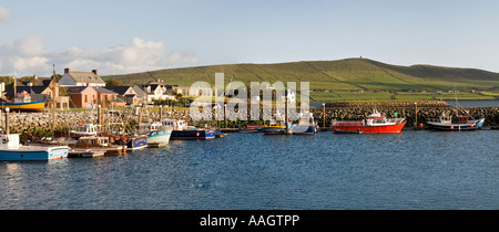 L'Irlanda Contea di Kerry Dingle barche da pesca ormeggiate nel porto vista panoramica Foto Stock