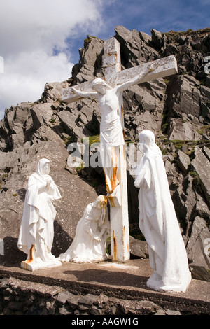 L'Irlanda Contea di Kerry Penisola di Dingle Slea testa crocifissione cattolica santuario sulla strada costiera Foto Stock