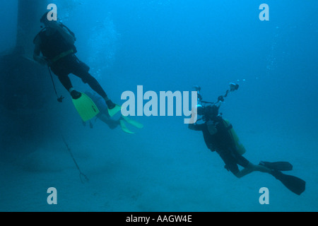 Fotografo subacqueo prende foto del subacqueo in spirito di Miami relitto aereo off Miami Beach Florida USA Foto Stock