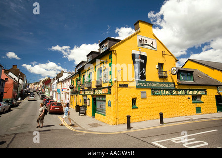 L'Irlanda Contea di Kerry Dingle town center Main Street piccolo ponte Inn Foto Stock