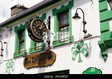 L'Irlanda Contea di Kerry Dingle town center Main Street la Dingle Pub orologio Guinness Foto Stock