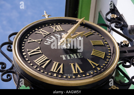 L'Irlanda Contea di Kerry Dingle town center Main Street la Dingle Pub orologio Guinness Foto Stock