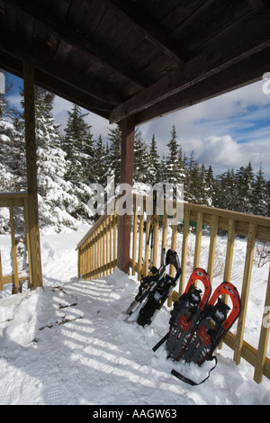 Racchette da neve sul portico anteriore della Appalachian Mountain Club s Hi cabina su Mount Cardigan in Canaan NH uragano Gap Trail Foto Stock