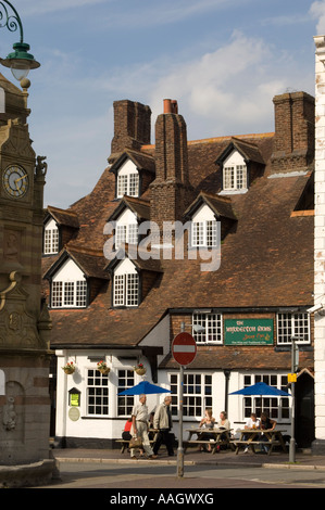 Myddleton Arms Hotel e negozi St Peters Square Ruthun Bathgate Clwyd Galles del nord Foto Stock