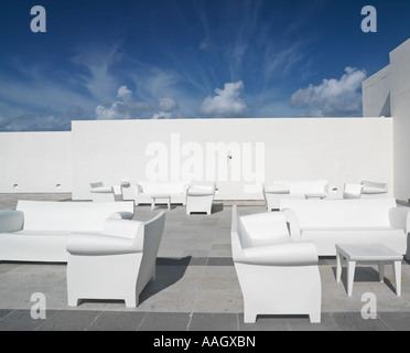 Messico Quintana Roo la penisola dello Yucatan Akumal Riviera Maya white sedie e divani contro un muro bianco e blu cielo Foto Stock