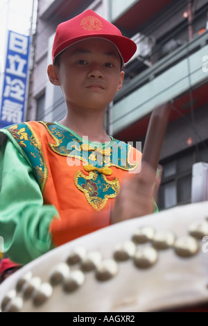 Ragazzo suonare il tamburo a Matsu Festival Foto Stock