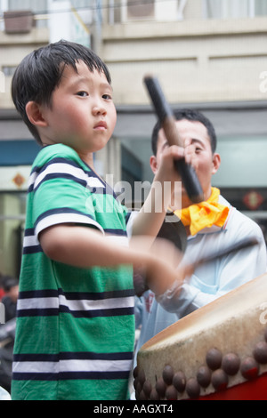 Ragazzo suonare il tamburo a Matsu Festival Foto Stock