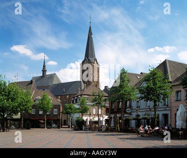 Marktplatz mit Buergerhaeusern und Pfarrkirche Sankt Peter und Paul in Straelen, Niederrhein, Renania settentrionale-Vestfalia Foto Stock