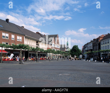 Marktplatz mit Buergerhaeusern und evangelischer Heilig-Geist-Kirche in Geldern, Niederrhein, Renania settentrionale-Vestfalia Foto Stock