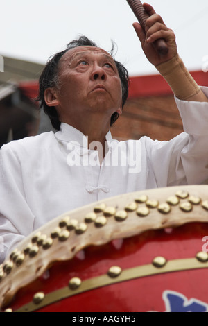 L'uomo suonare il tamburo a Matsu Festival Foto Stock