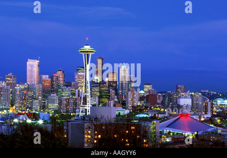 Vista sullo skyline di Seattle lo Space Needle e da Kerry Park Seattle Washington STATI UNITI D'AMERICA Foto Stock