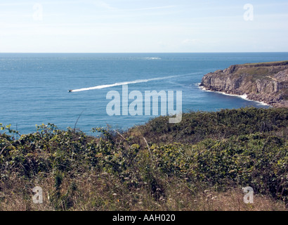 Barca off Cheyne Weare, Portland, Dorset, England, Regno Unito Foto Stock