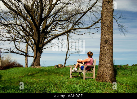 Ragazza sul banco della prateria Foto Stock