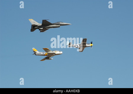 Volo storico che mostra la seconda guerra mondiale, guerra coreana e di epoca moderna degli aerei da caccia Foto Stock