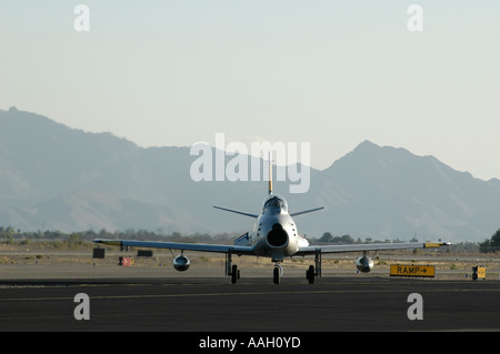 F-86 Sabre rullaggio sulla pista, vista frontale Foto Stock