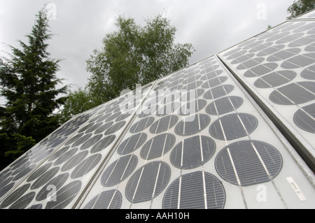 Righe di celle fotovoltaiche conversione di luce del sole in energia elettrica presso il Centre for Alternative Technology Machynlleth Powys Foto Stock