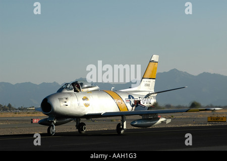 F-86 Sabre rullaggio sulla pista, anteriore vista laterale Foto Stock