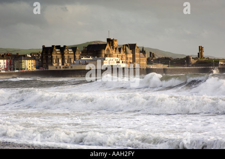 Mare tempestoso e grandi onde Aberystwyth, con Pier, vecchio collegio edifici universitari e le antiche rovine di un castello in background, REGNO UNITO Foto Stock