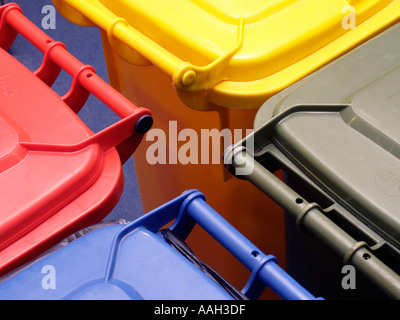 Quattro colori luminosi Garbage lattine utilizzate per separare i rifiuti per il riciclo Foto Stock