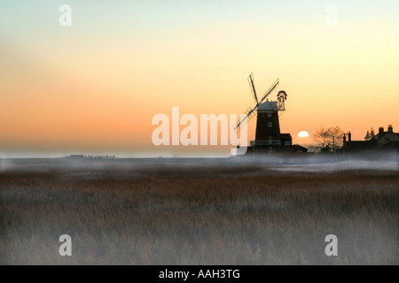 Sunrise a Cley accanto al mare, windmill,le paludi, Norfolk, East Anglia,l'Inghilterra,UK. Foto Stock