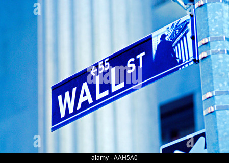 Wall Street segno nella parte anteriore del New York Stock Exchange di New York City Foto Stock