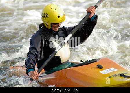 Teleobiettivo con colpo di kayaker in azione Foto Stock