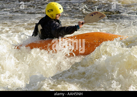 Teleobiettivo con colpo di kayaker in azione Foto Stock