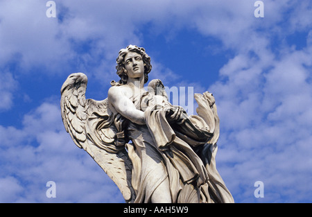 La statua di un santo, il Ponte Sant'Angelo a Roma, Italia Foto Stock