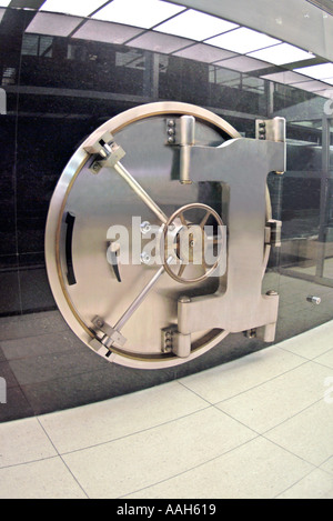 Sportello in acciaio del caveau della banca nella città di New York Foto Stock