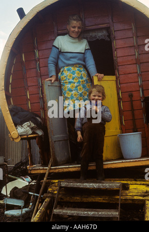 Famiglia del campo Gypsy madre e figlio tradizionale carovana in legno con copertura ad arco Belfast Irlanda del Nord famiglia di viaggiatori irlandesi. 1970S 1970 UK HOMER SYKES Foto Stock