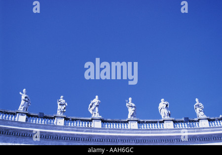 Statue di santi in cima al colonnato del Bernini in Piazza San Pietro in Vaticano, Roma (Italia) Foto Stock