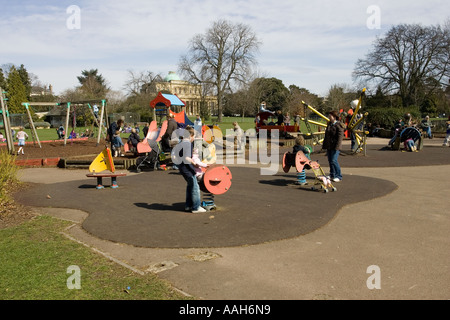 Parco giochi per bambini protetto dal tappetino di sicurezza realizzato da vecchi pneumatici per auto UK Foto Stock