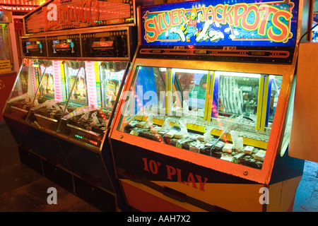 Sala giochi con slot machines presso il parco di divertimenti a Bardwell in Suffolk Foto Stock