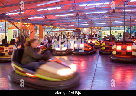 Il paraurti di automobili presso il parco di divertimenti a Bardwell in Suffolk Foto Stock