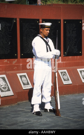 Guardia al Monumento a los Caídos en Malvinas / Falklands War Memorial, Plaza San Martin, Parque del Retiro, Buenos Aires, Argentina Foto Stock