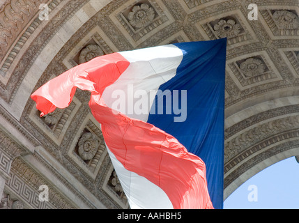 Il francese tri-color volando sotto l'Arc de Triomphe a Parigi, Francia Foto Stock