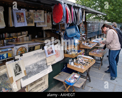 Libri di Arte e negozio di souvenir in stallo sulla banca del fiume Senna nel centro della città di Parigi Francia Foto Stock