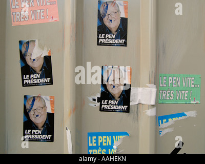 Jean Marie Le Pen adesivi con disegno su di loro facendo il confronto con Hitler Parigi Francia Foto Stock