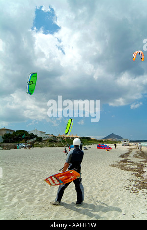 Il kite surf.Can Picafort spiaggia.Mallorca Island.Spagna Foto Stock