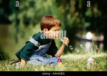 Boy 4 5 giocando con bolla di emulazione penna ottica Foto Stock