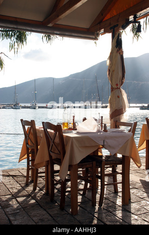 Ristorante tavolo dal porto nel villaggio greco di Vassiliki sull'isola di Lefkada Foto Stock