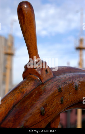 Un dettaglio di navi in legno capitani volante come parte di un vecchio legno nave a vela. Foto Stock