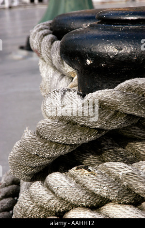 Una nave assicurata a dock attorno a un gancio da grandi weathered corda Foto Stock